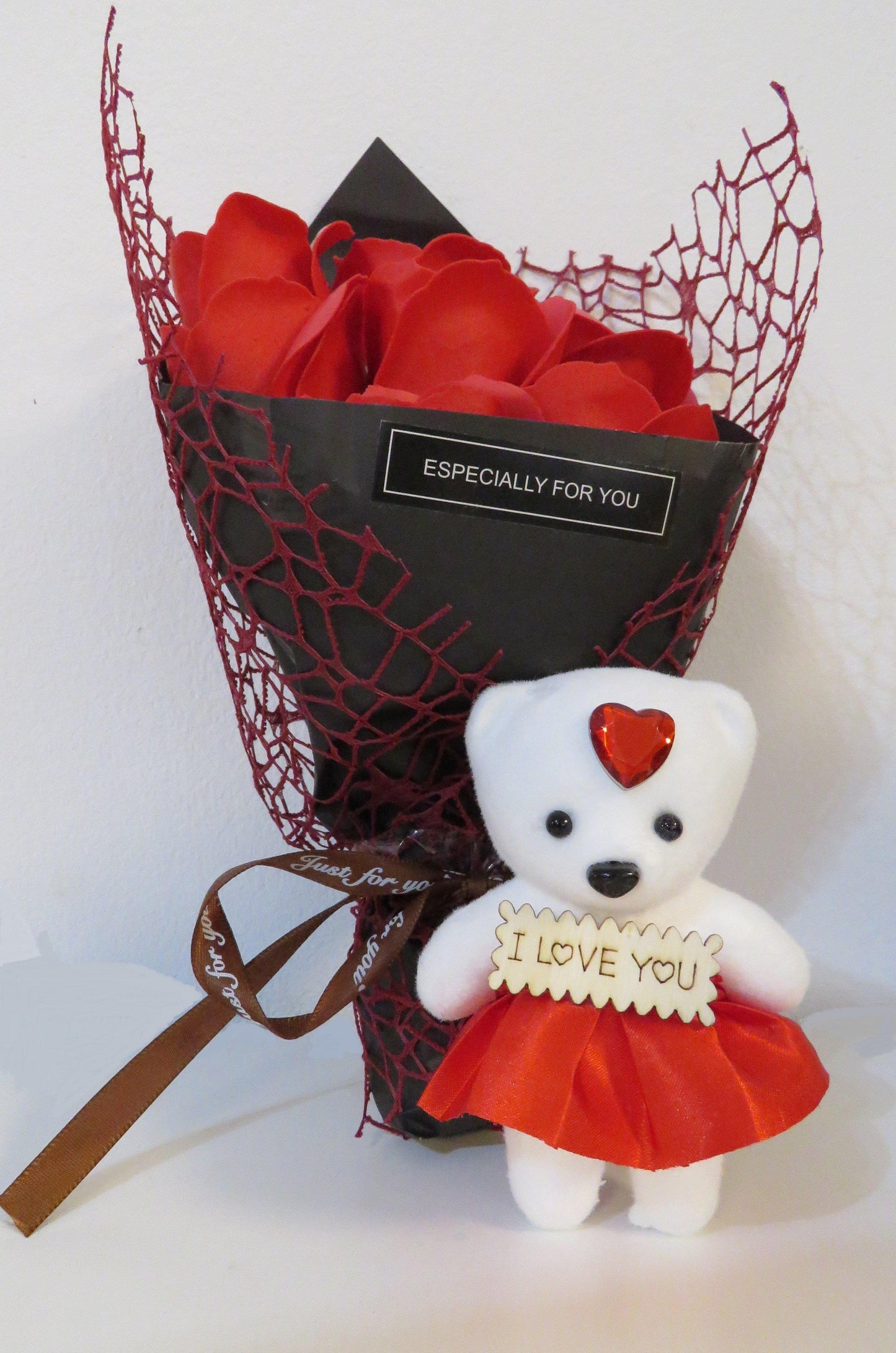 Šopek rdečih vrtnic + medvedek posebne priložnosti Komot 